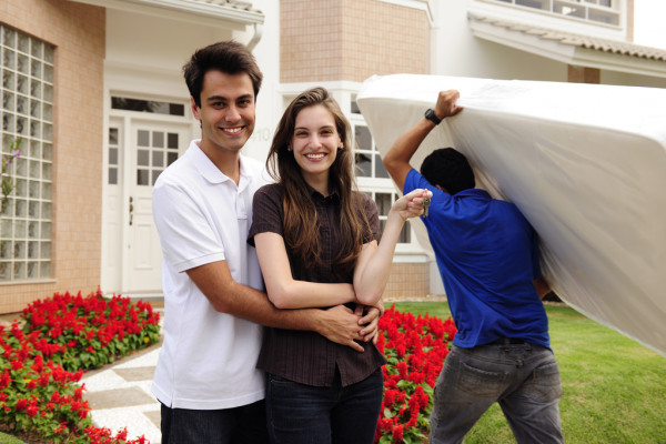 depositphotos_11218191-stock-photo-moving-home-couple-infront-of